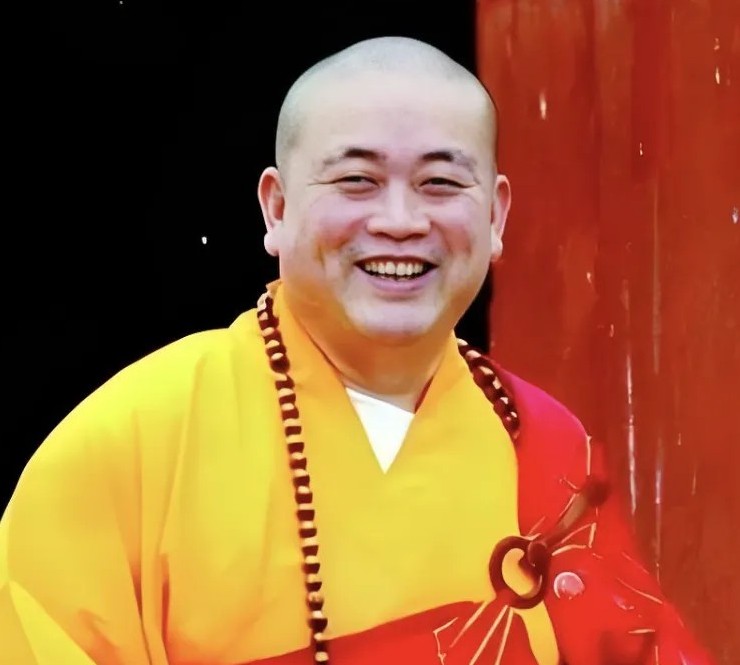 少林寺释永信不一般，
是个不可多得的人才。
可惜一手好牌让他打得稀巴烂。要怪就怪