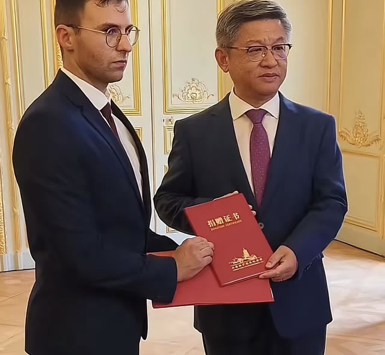 后续来了！

马库斯捐了照片，

没拿到大家猜的国瓷礼，收到的是

