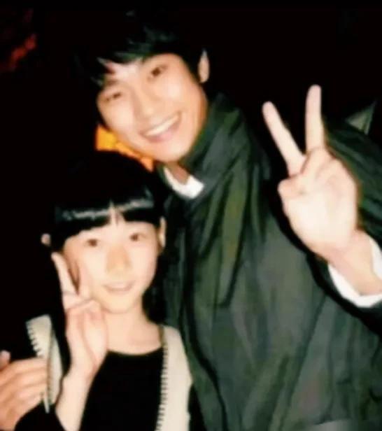 金赛纶的站姐也出来了！浪姐表示金秀贤从2013年就开始对金赛纶下手了。
一般明星