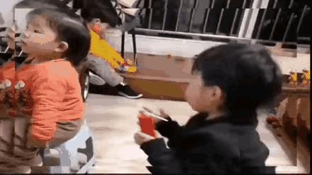 刚才我在网上看到这个动图
我认为
就应该从小这样教育孩子
我小的时候
只要在外面