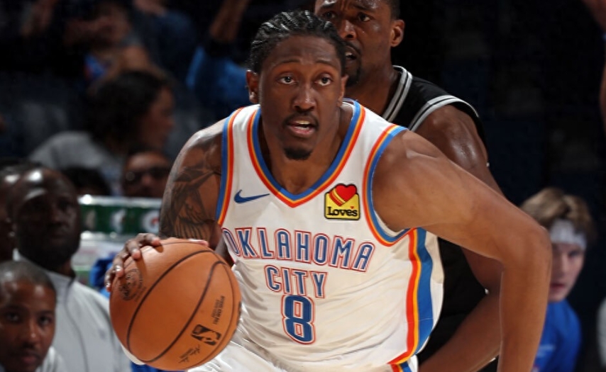 北京时间12月26日，NBA常规赛，雷霆主场102-117不敌马刺。赛后，雷霆球