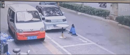 没挂P档也没拉手刹，看来他适合开下车自动进P档拉手刹的车[捂脸]