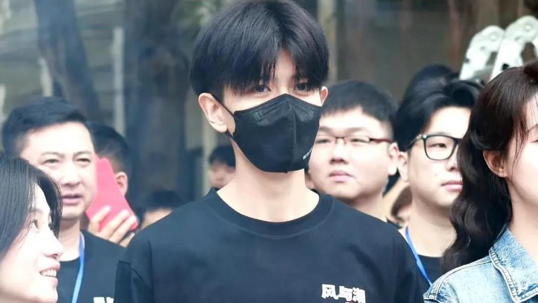 任嘉伦新剧《风与潮》今日开机！大背头造型杀疯，蓝盈莹演特工