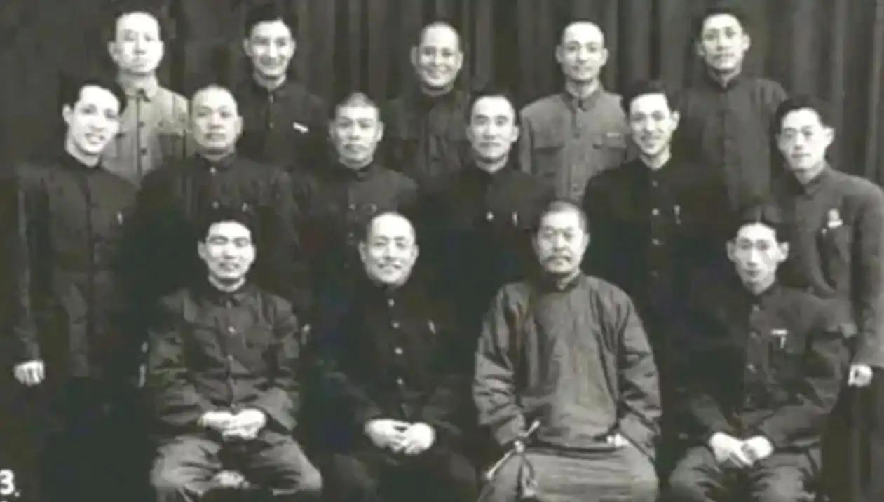 刷到一张老照片，张寿臣、马三立等相声前辈齐聚，马三立坐在最边上，不禁让人好奇：同