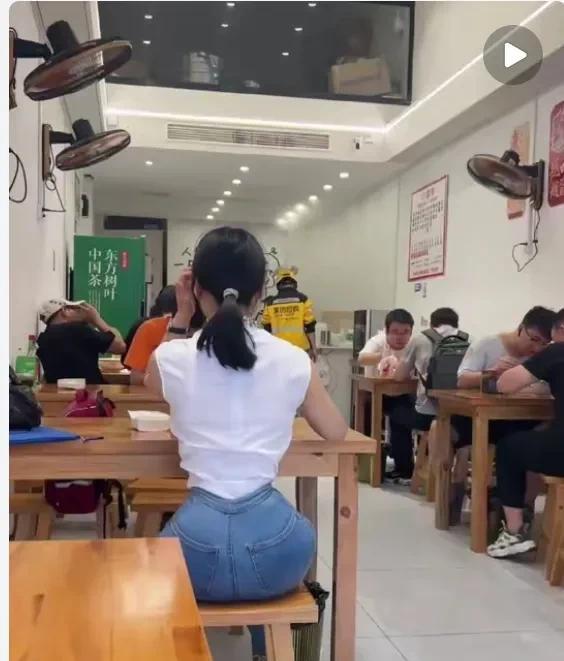 开饭店这样的生意还算不错吧？
这样的店一年大概能盈利多少钱？