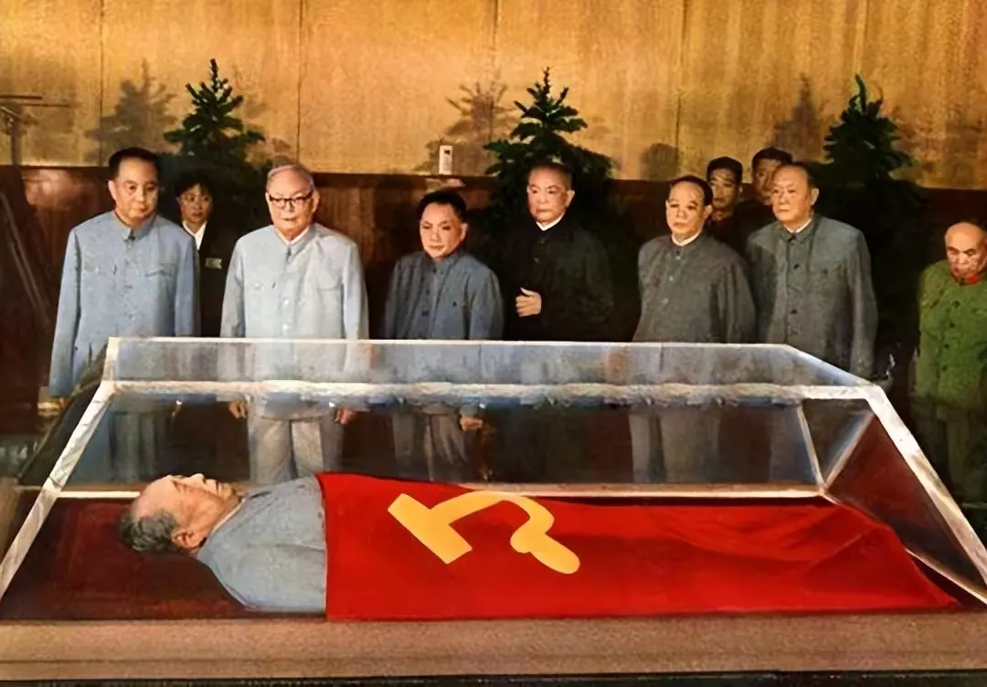1976年华国锋虽然确定了永存毛主席遗体，但有个大问题没有解决，按照中国人思维，