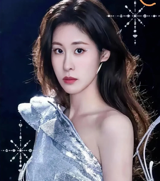 张碧晨的事业和感情生活如同两条平行线，永远无法相交。

饺子导演称赞张碧晨的演唱