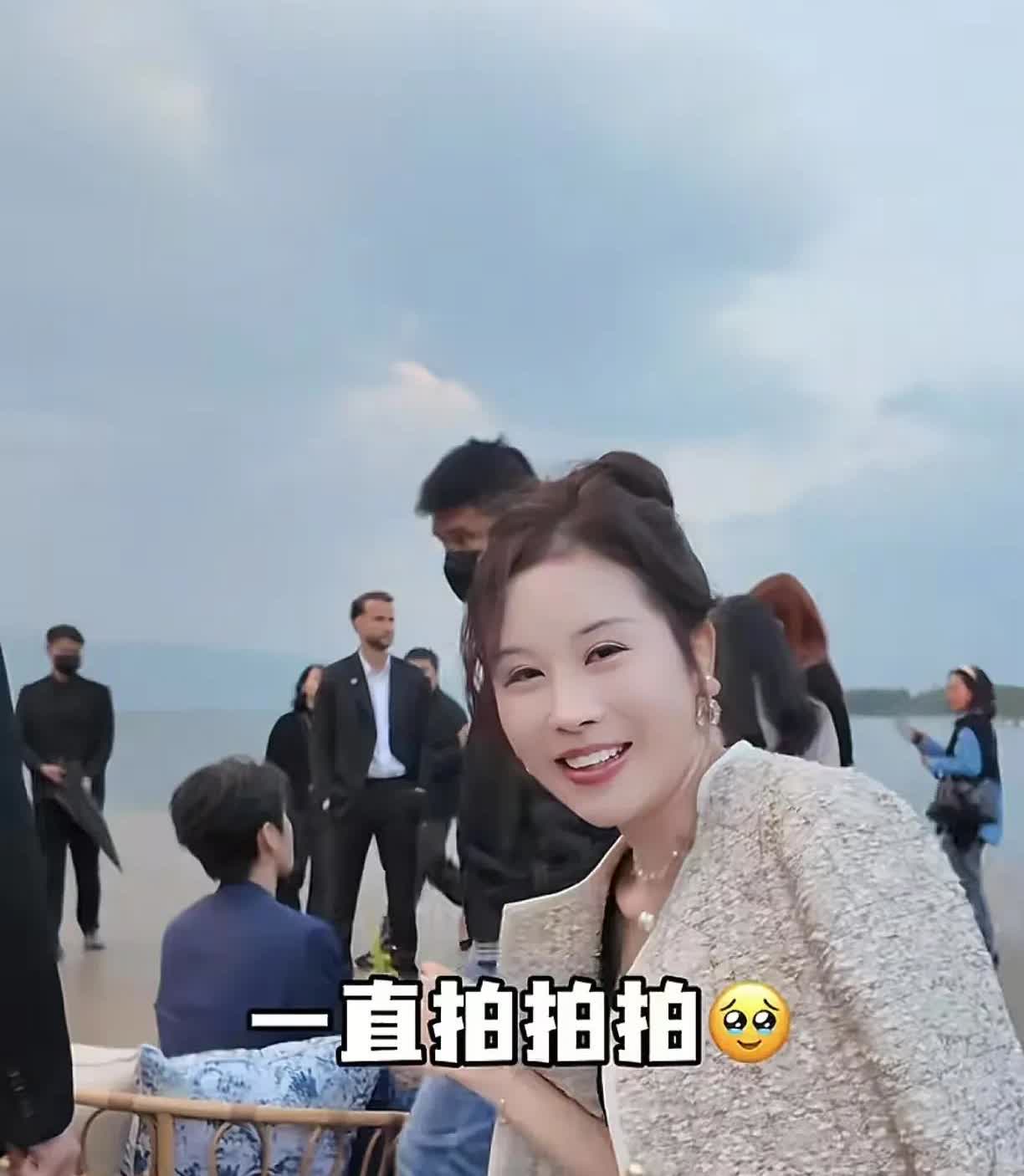宋玉希激动与明星合照，被网友吐槽：去参加这种局丢脸，还不如不参加，看着尴尬到极点