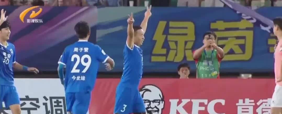 这大概是全国第一个在正式比赛中进球的村支书吧！

苏超无锡队对阵淮安队的比赛