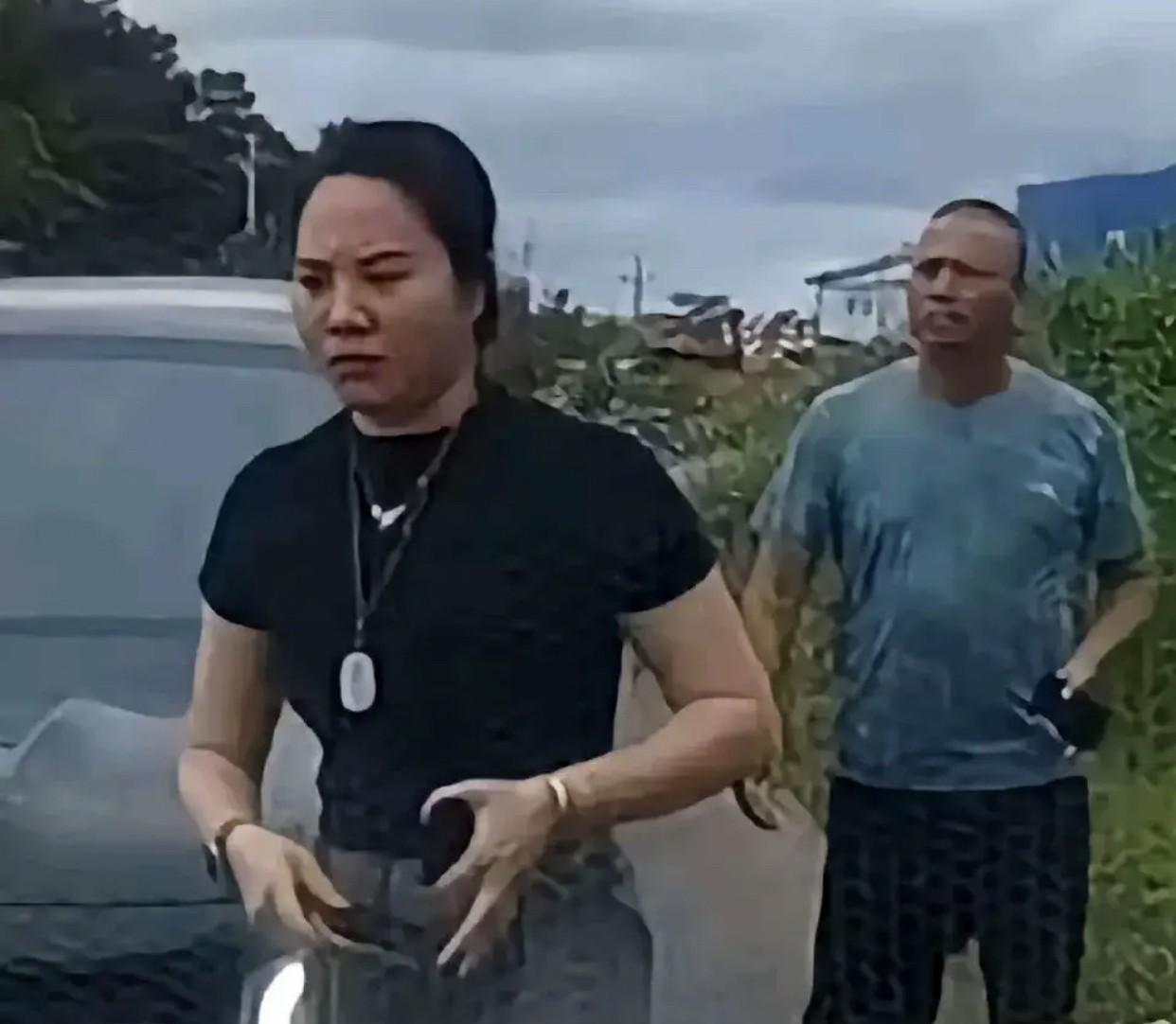 “豪车女司机亮证威胁人”大结局？
当地有关部门负责人，
联系上了被威胁的男司机，