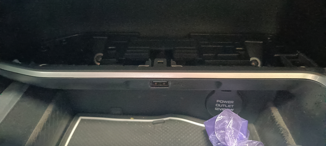 22款10月份的车
中控这个盖板在太阳下晒都能晒的翘起来，这品控不行啊