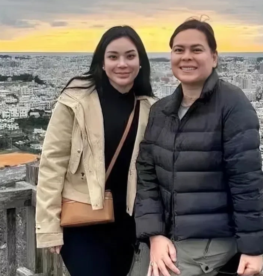 这是杜特尔特的两个女儿，虽然不是一个妈妈所生，但是还是很亲密，正在用自己的方式拯