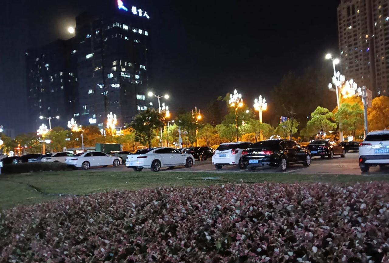 这就是我用手机拍的，江西南昌这边的夜景。
灯火通明，真的是非常的美丽！
#晒图笔