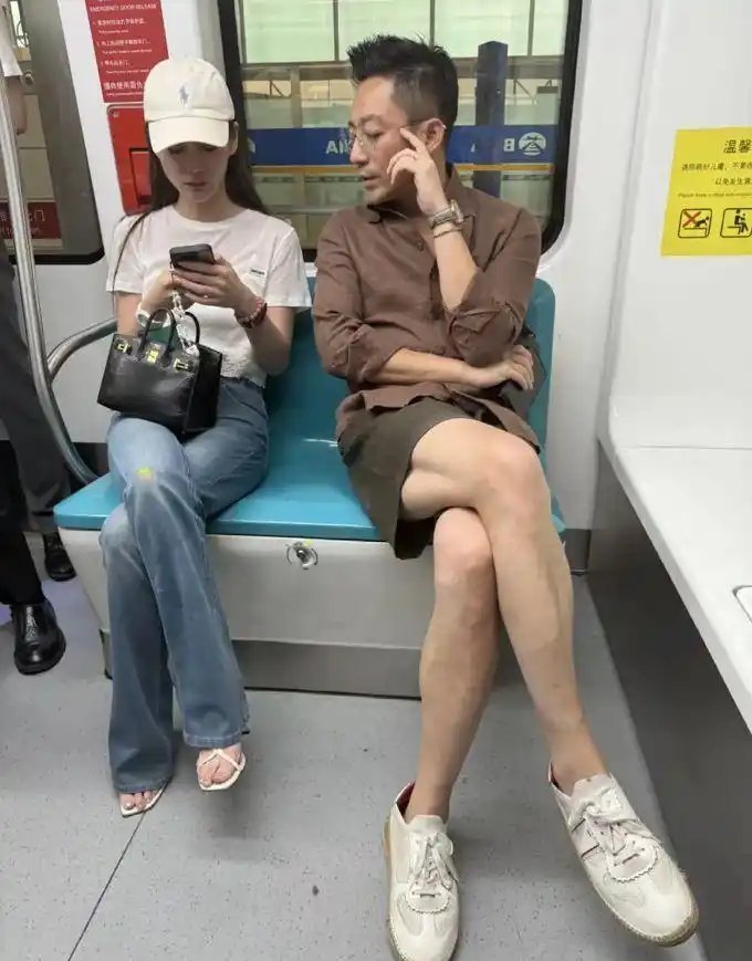 马筱梅跟汪小菲回京，坐摆渡车拎爱马仕妥妥的北京小贵妇！