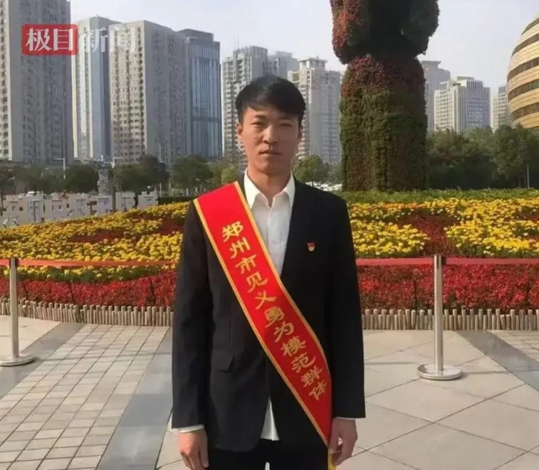 救人英雄“菜刀哥”去世了！

我发现一个令人心痛的细节，那就是菜刀哥去世的时候，