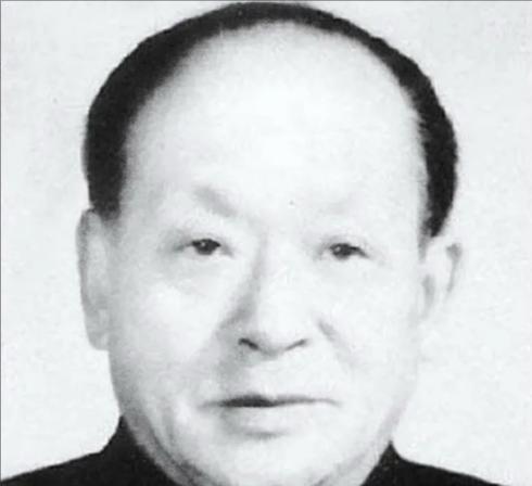 1952年，王盛荣被判定贪污巨款，判处死刑。毛主席得知消息后，当即发怒：“我相信