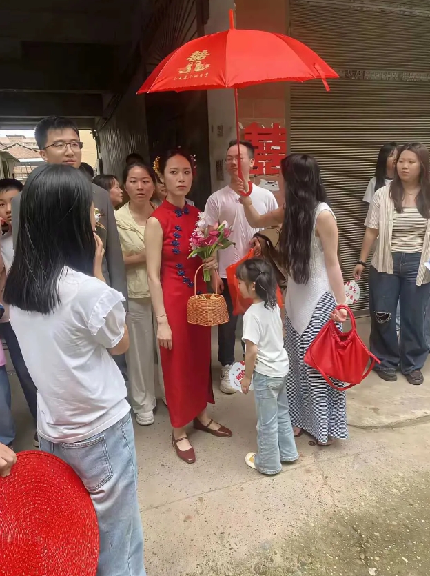 这个新娘一看就是不好惹的人