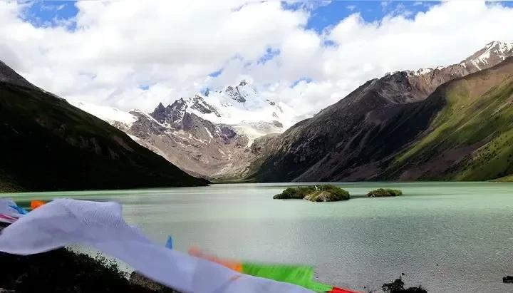 那曲比如县的双色湖景区，简直是藏北的宝藏之地。这里有着近800年历史的神话传说，
