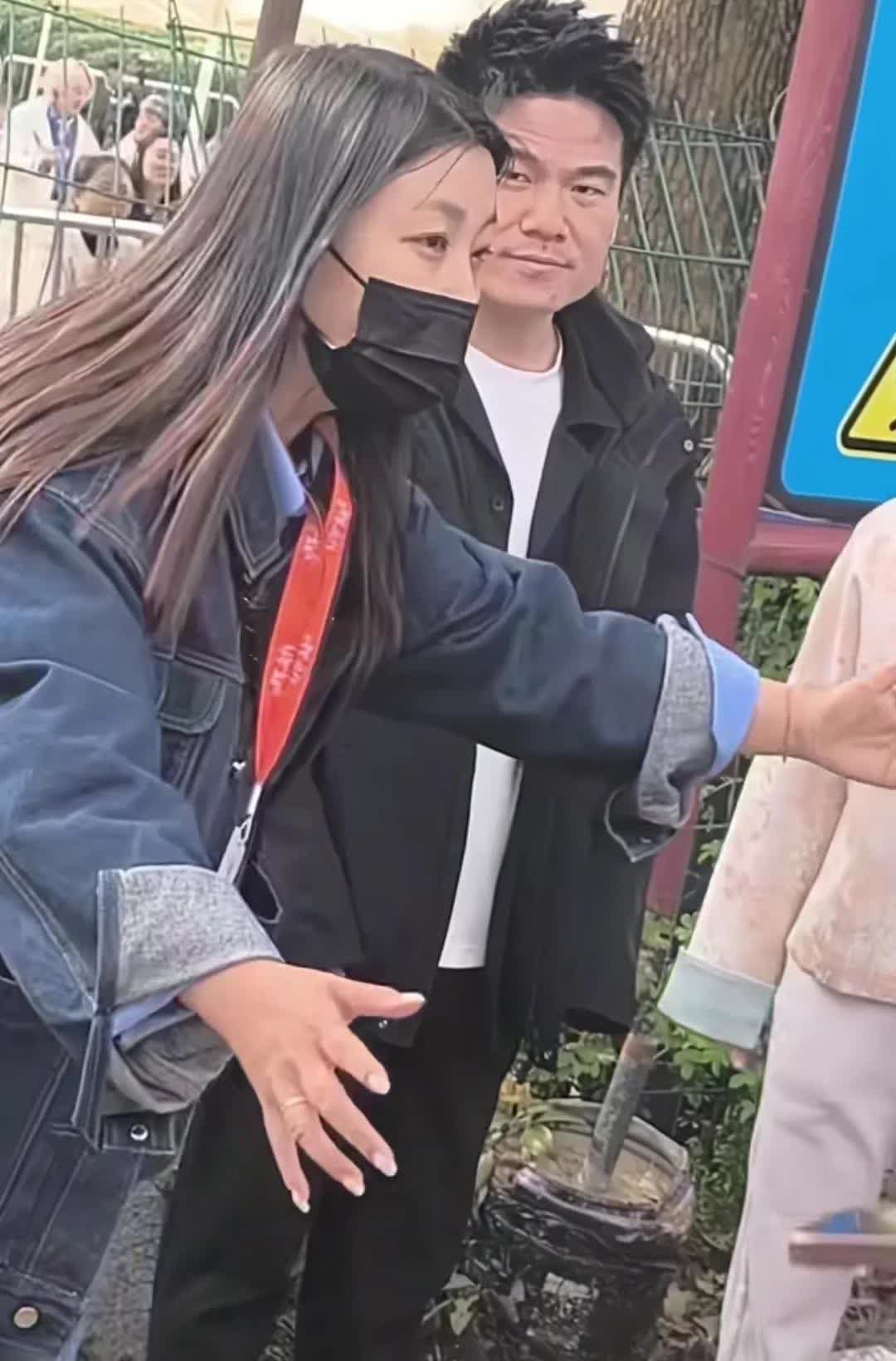 “听见了吗？待会儿你就在我指定的圈圈那蹲着合影！”晋商又在对老板“指手画脚”了，