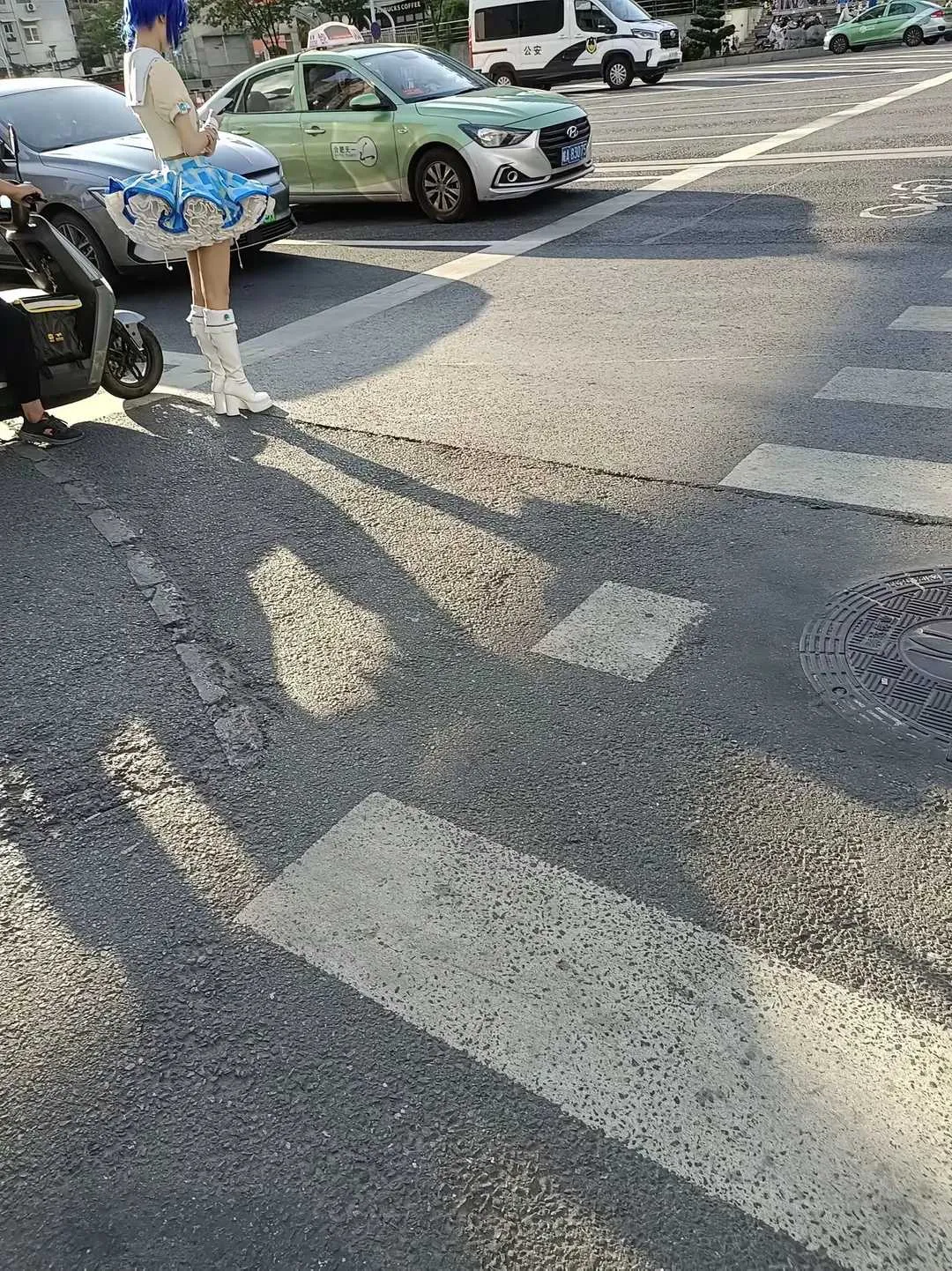 现在这大夏天的，三十七度，这打扮真的不热吗