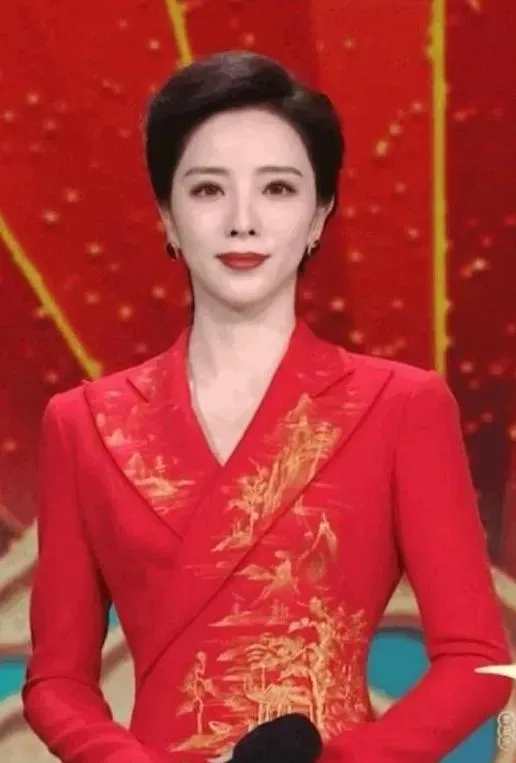 原本以为她会继承董卿的工作，毕竟她是央视最年轻、漂亮的春晚主持人，家庭稳定，工作