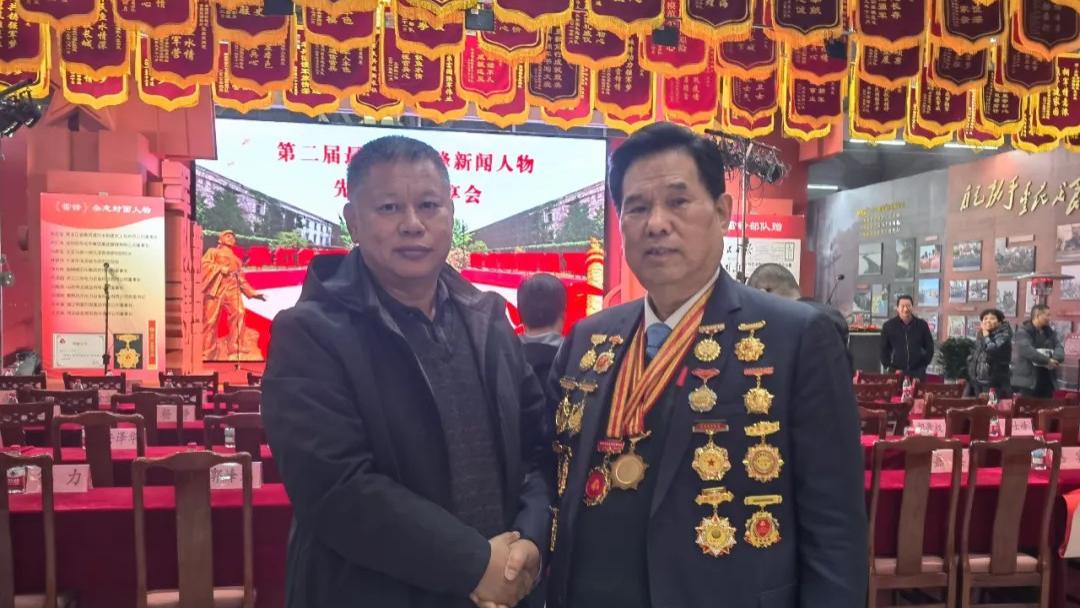 60万公里慰问400英模连：全国劳模王启发自费建“向英雄致敬馆”燃信仰之火