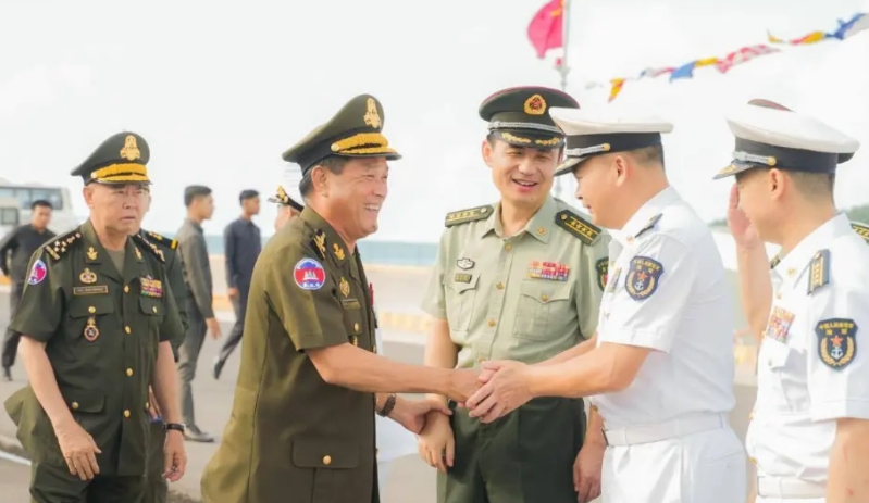 柬埔寨军队总司令翁比塞，率队视察云壤海军基地，翁比塞还会见了海军教官团，了解海军