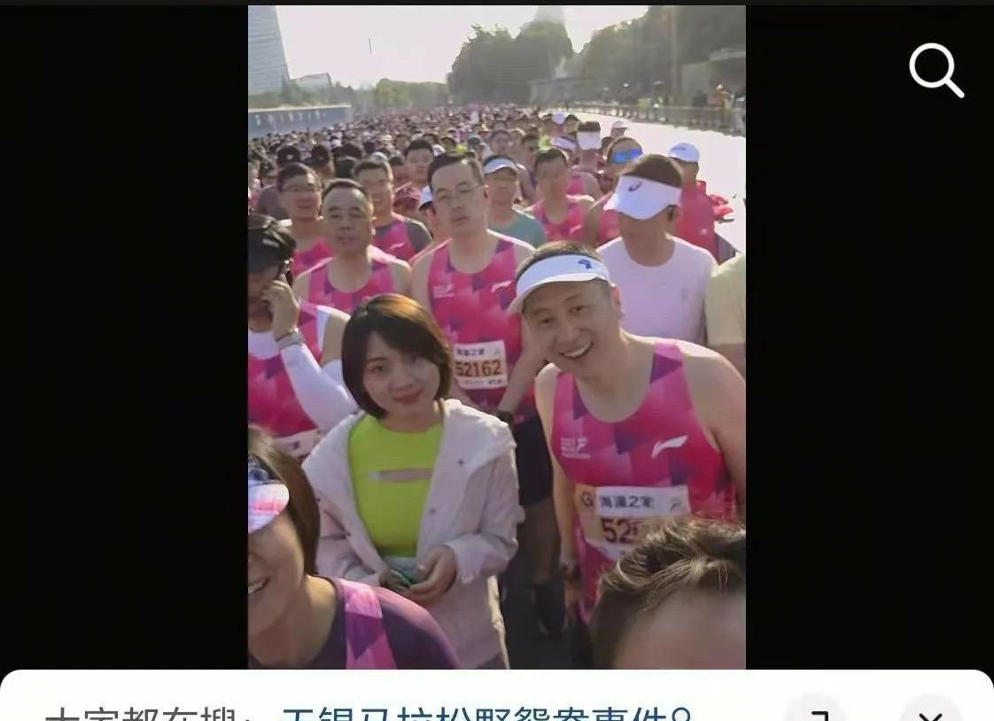 3月23日，无锡马拉松比赛期间，一对举止亲密的男女选手意外出圈，参赛号码牌为52