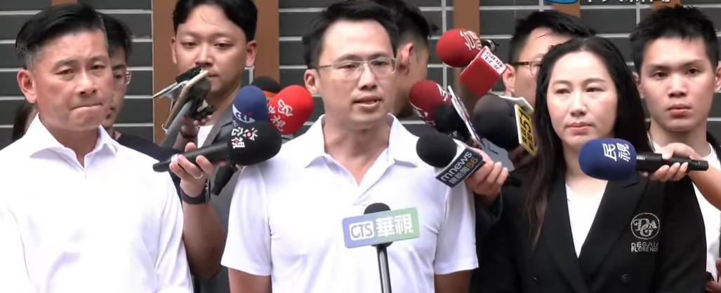 罢免吴思瑶团队送件 被选委会拒收
刚刚，罢免吴思瑶的蓝营团队向台北选委会送交二阶