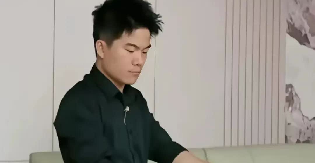 难怪在与辉同行的下单的丈母娘这么多！
 昨天董宇辉在带货夏凉被的时候，有网友怀