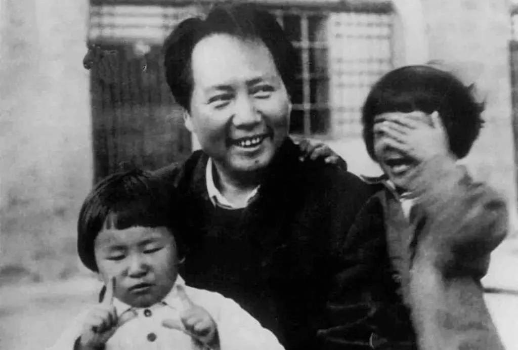 毛主特别喜欢孩子，孩子们也喜欢和毛主席在一起。这张照片是毛主席与李讷和叶子龙的孩