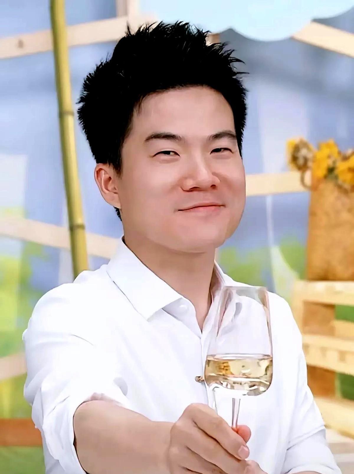 说一说董宇辉现在的气场，四个字，“收放自如”！
经过了一年多的历练，董宇辉已经成