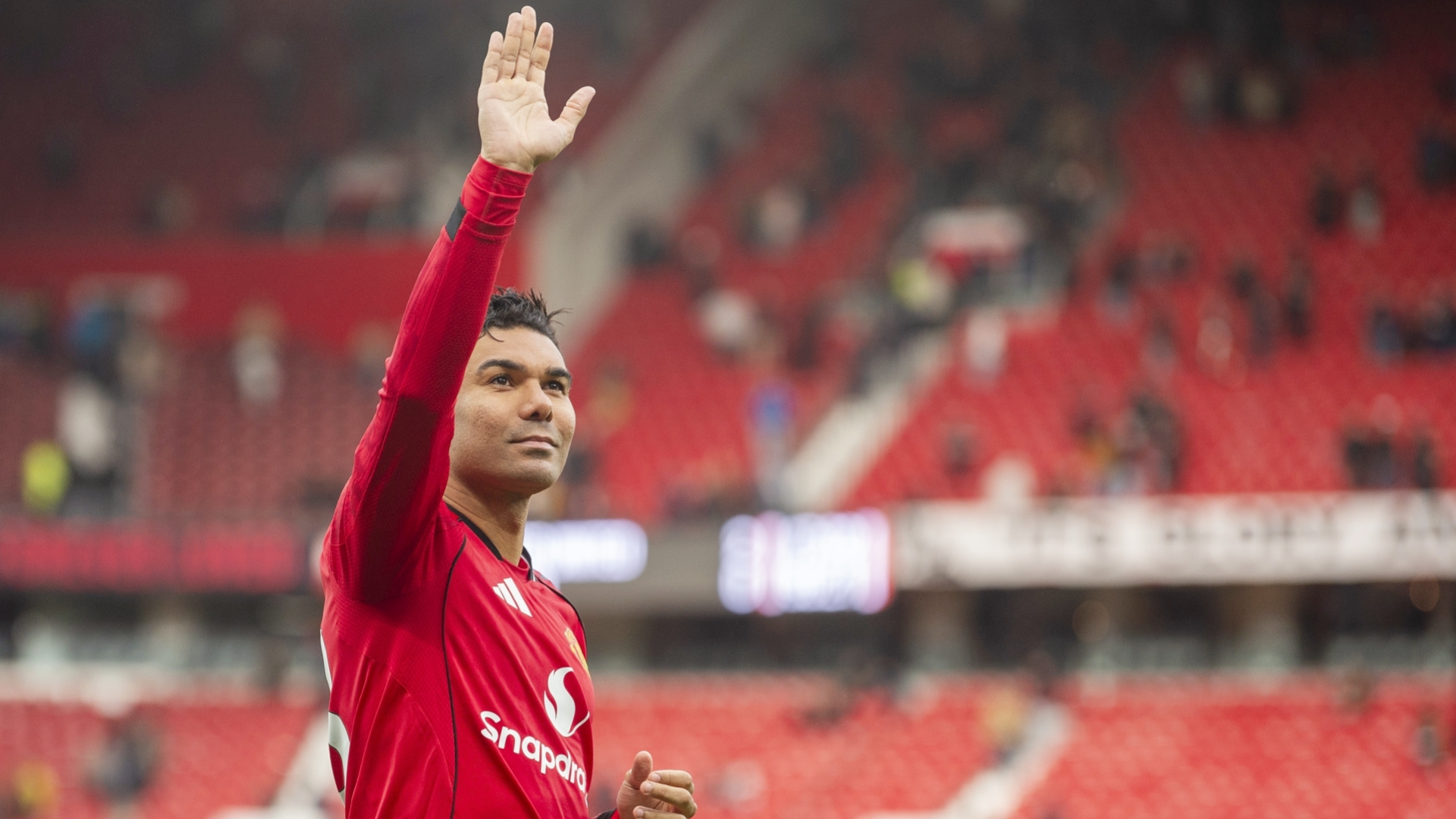 罗马诺报道，曼联将和卡塞米罗就续约进行谈判，但他目前的薪水对曼联来说太高了。
卡