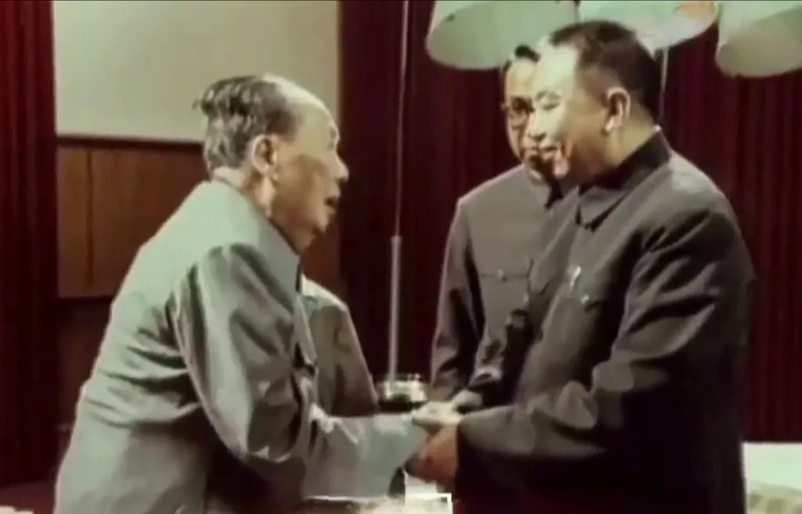 一张看了让人泪目的老照片，老人家为了国家富强、人民幸福操碎了心！
1975年秋天