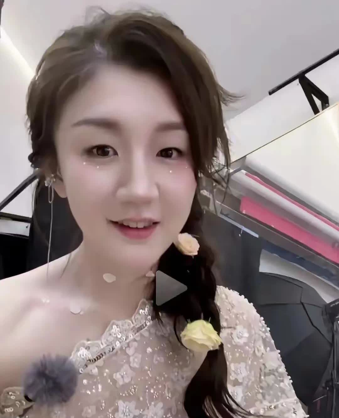 这才来娱乐圈几天呀，陈梦就变化了！

看看这两张照片对比，忽然发现这第一张照