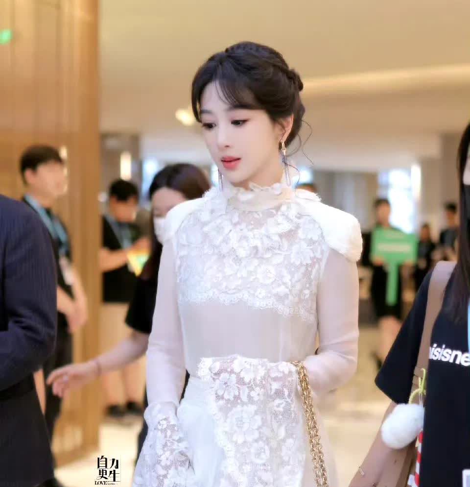 今晚白玉兰奖颁奖典礼正在举行，
目前最热门的应该是最佳女主角
也就是视后的归