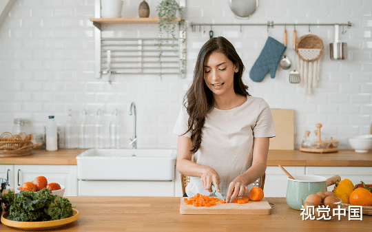 岳母生日当天我和妻子的感情破裂了。  我的女儿抱着抢走我老婆的男人大喊着爸爸。