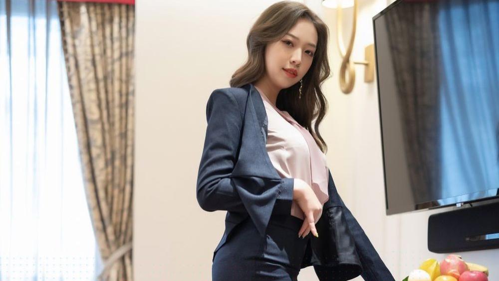 郑颖姗：深蓝色职场OL制服配肉色丝袜酒店走廊写真