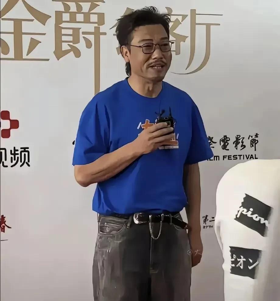 贾冰果然长得面相老，瘦了也不显得年轻，贾冰45天瘦了45斤，也是厉害，据说是接了