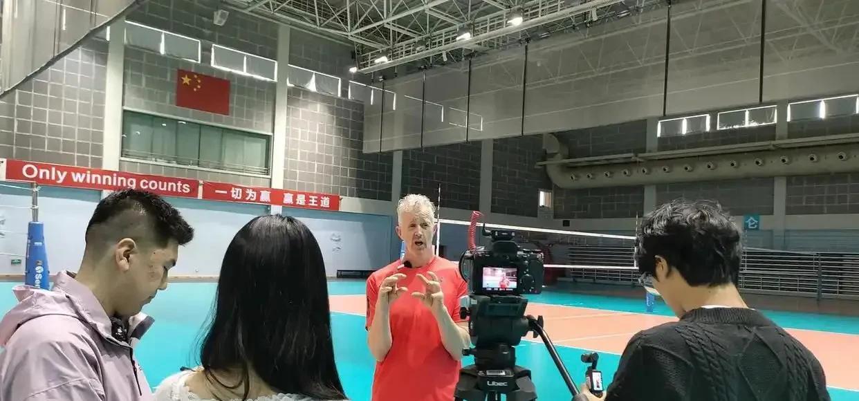 4月6日下午至晚间，中国男排首批来北仑集训的17名队员陆续抵达北仑体育训练基地。