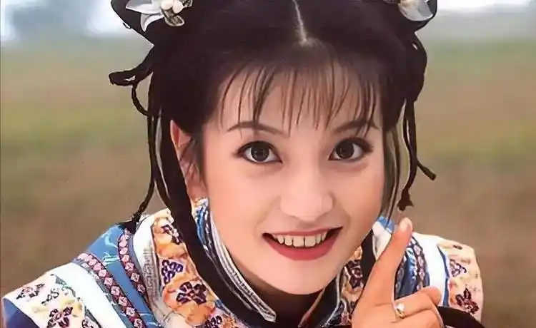 有道是“天欲其亡，必令其狂”。
过去，她是众人皆知的“琼女郎”，红极一时的“小燕
