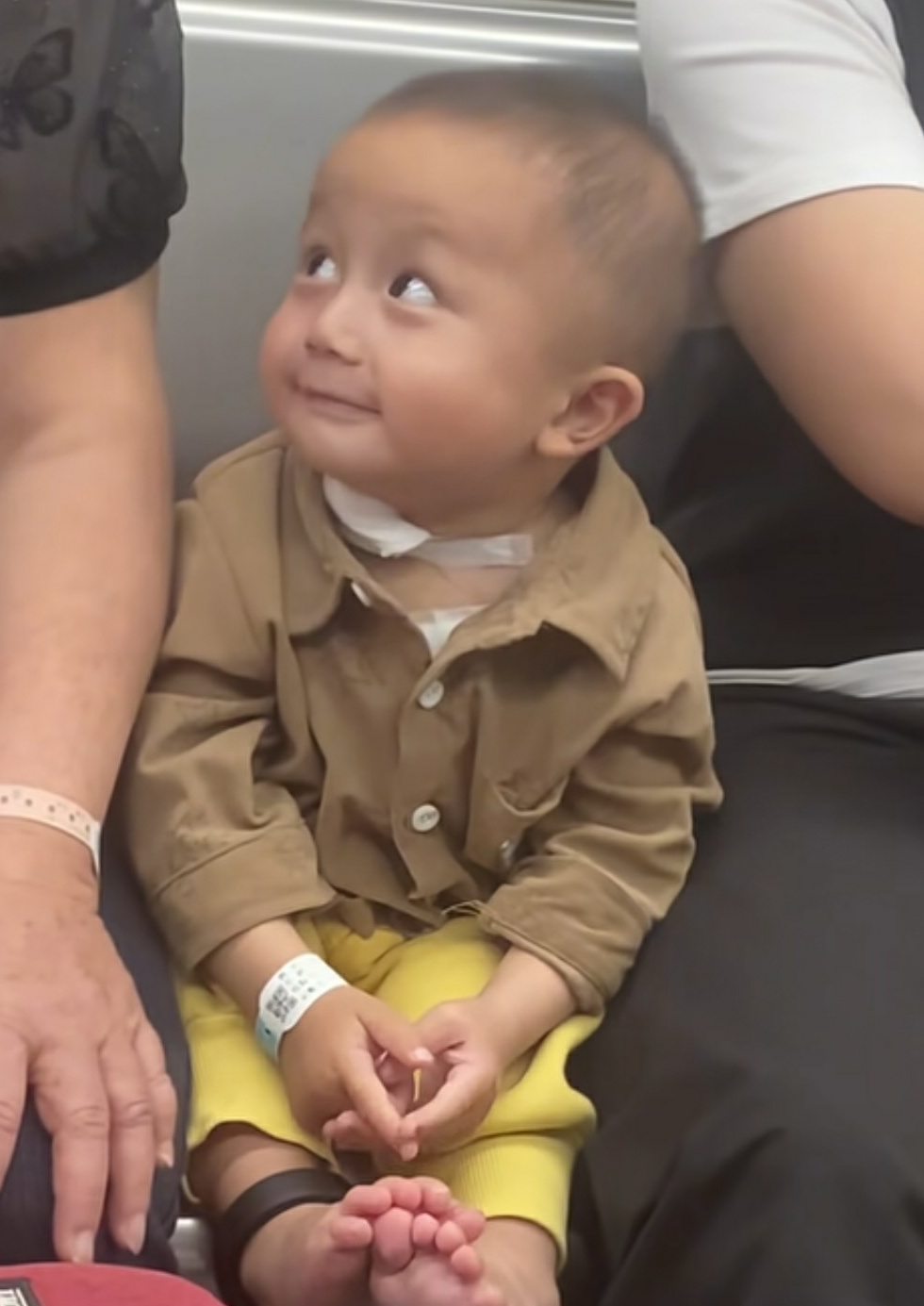 他是在看美女吗？