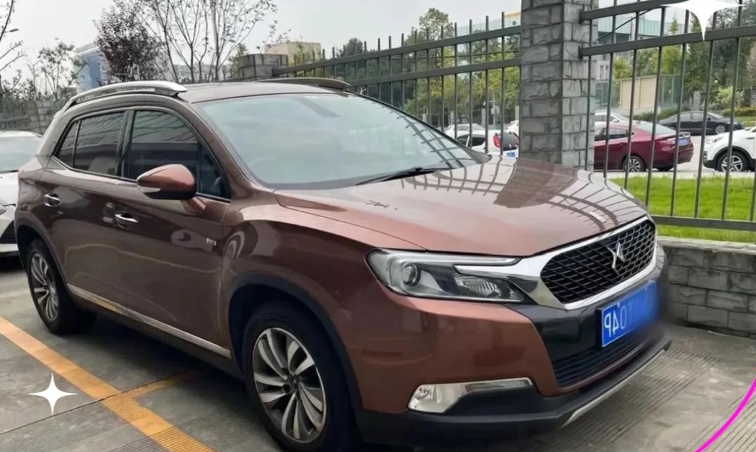 这就是国内市场不太受待见的法系车，看外观造型至少领先其它品牌3-5年，动力变速箱