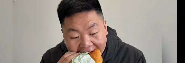 真是绝了小哥为了维权把4S店当长期饭票，有一个小哥只是买了台新能源汽车，可是才开