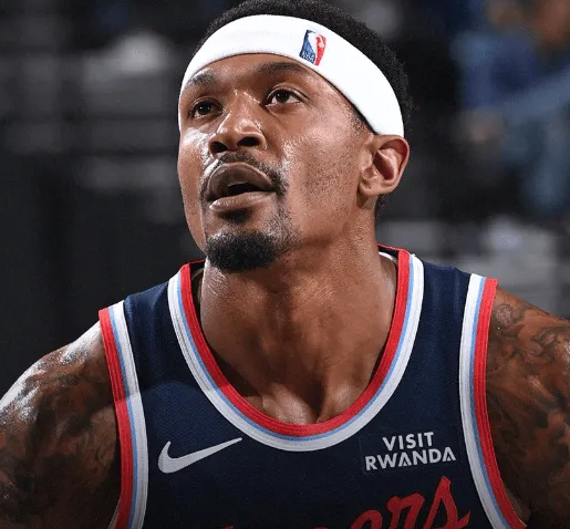 洛杉矶快船后卫布拉德利-比尔遭遇髋部骨折，将接受赛季报销级别的手术治疗。
随后跟