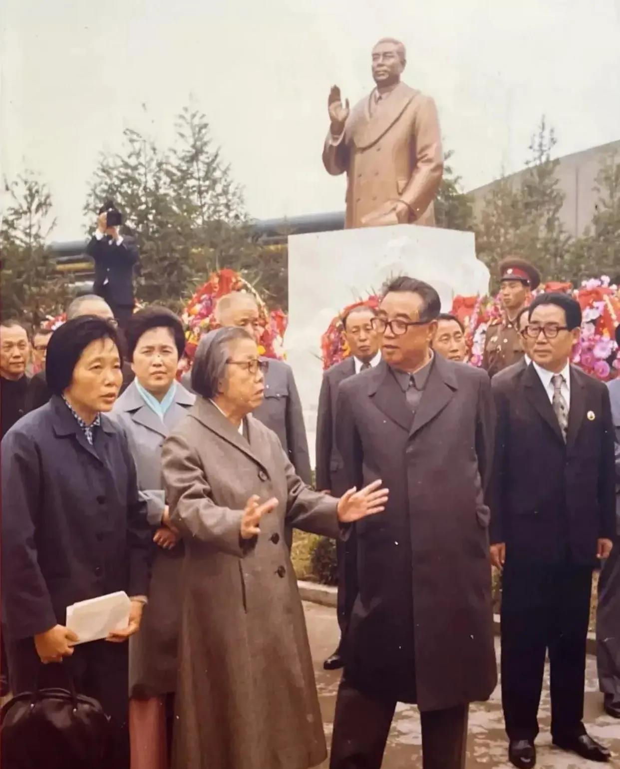 1979年，邓颖超访问朝鲜，出席周总理铜像的揭幕仪式的老照片，邓大姐看到铜像时连