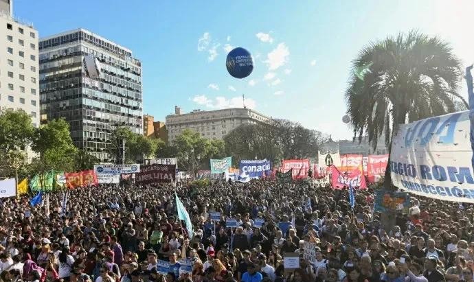 阿根廷民众抗议总统改革





阿根廷乱成一锅粥了！全国上下，到处都是抗议示威