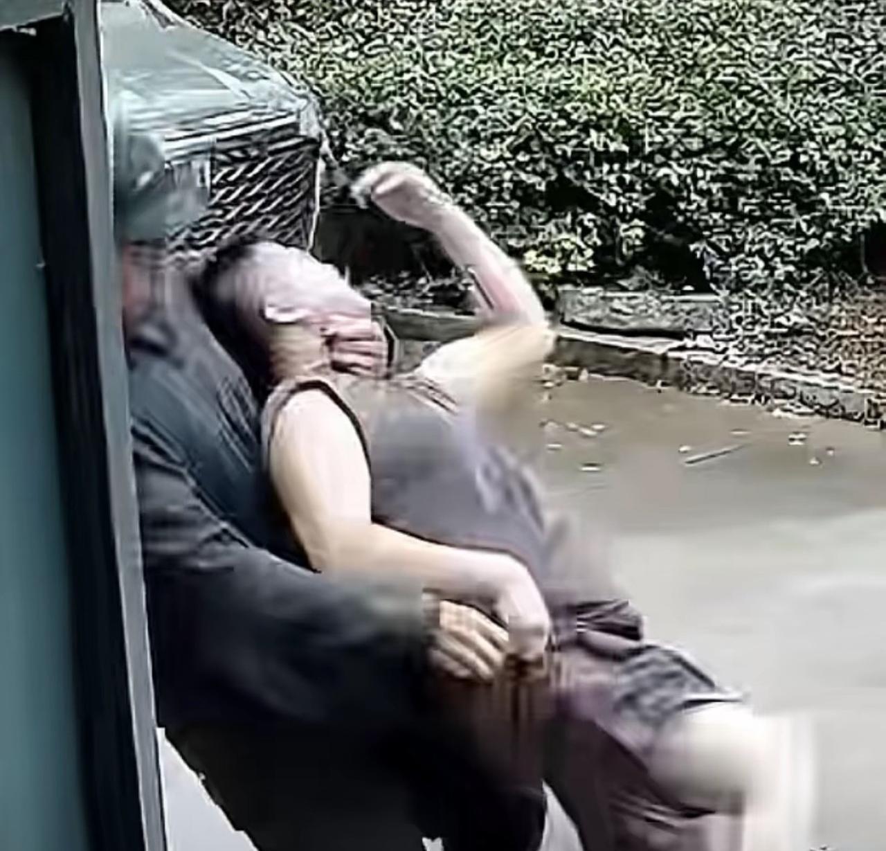 够狠，真下死手，太没有人性了！
男子结婚22年发现孩子非亲生事件太令人义愤填膺，