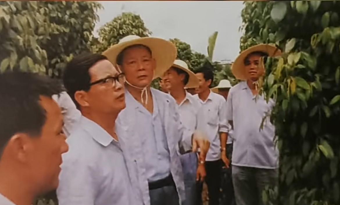 1987年5月，广东省第二次山区工作会议在茂名市召开期间，广东省省长叶选平（左三