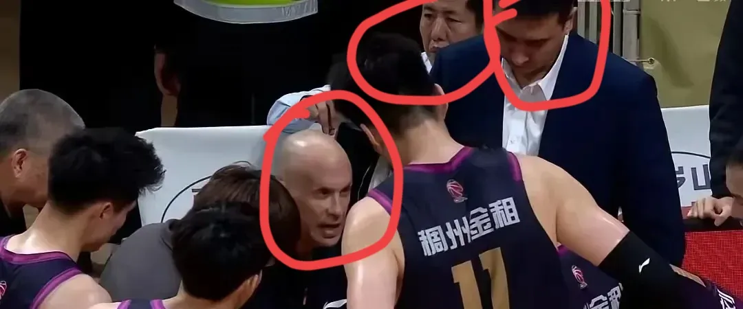 世界名场面，一球队三个主教练轮番上阵，到底谁是主教练？

昨天浙江裁掉王世龙，扶